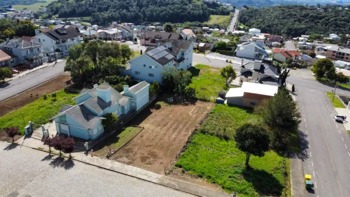 Terreno Amplo no Bairro São José (720m²)