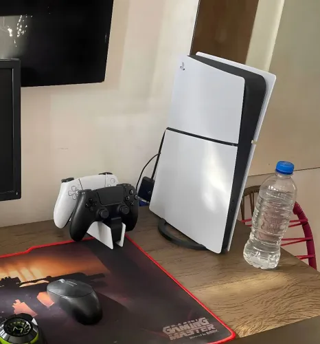 PS5 SLIM + 2 controles e base de carregamento 