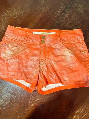 Short laranja com brilho