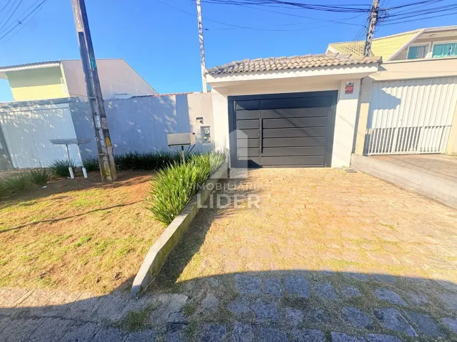 Casa Ensolarada no Boqueirão com Suíte, Closet e Quintal Espaçoso!