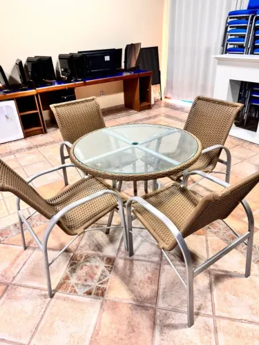 Mesa de vidro redonda e 04 cadeiras para piscina ou área de lazer 