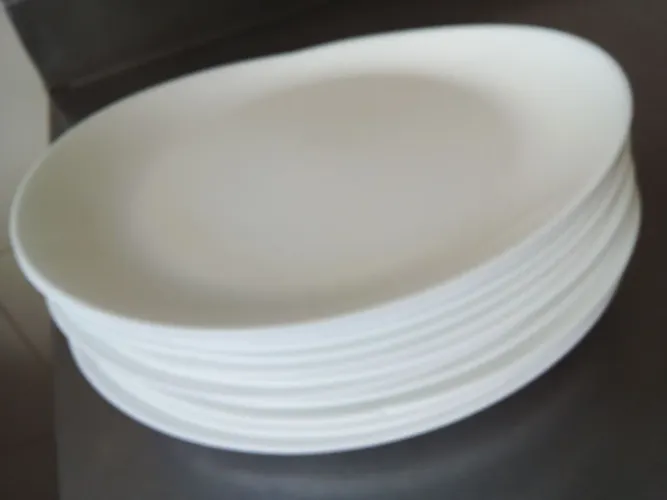 Pratos branco ovais para restaurante