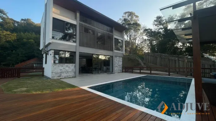CASA ESPETACULAR EM LOCAL ARBORIZADO!