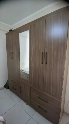 Guarda-roupa 6 portas com espelho e 4 gavetas, cor nogueira, ótimo estado
