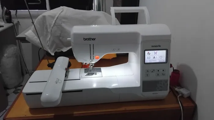 Bordadeira brother PE810L EM OTIMO ESTADO