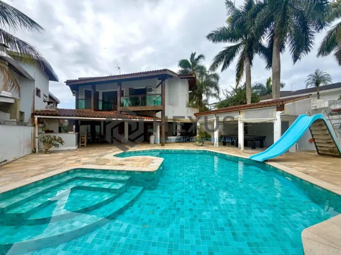 Casa com piscina e área gourmet no Condomínio Jardim Acapulco, Guaruja