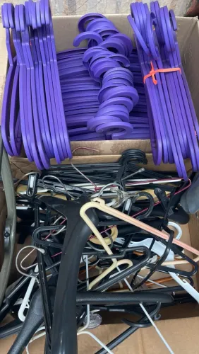 Lote de cabides variados