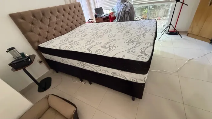 Cama Box Casal com Colchão e Cabeceira Estofada