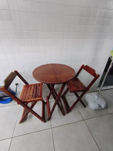 Conjunto mesa e cadeiras - Bistrô, em madeira