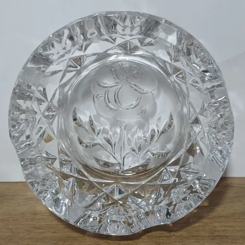 Cinzeiro de cristal lapidado floral 13x5cm