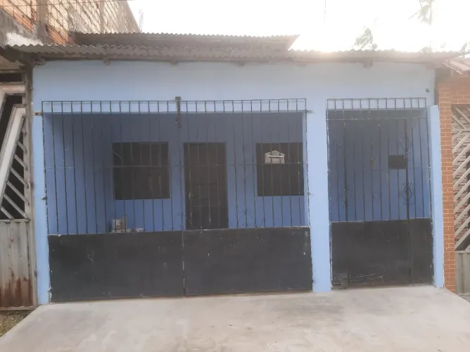 Vendo casa recém reformada.