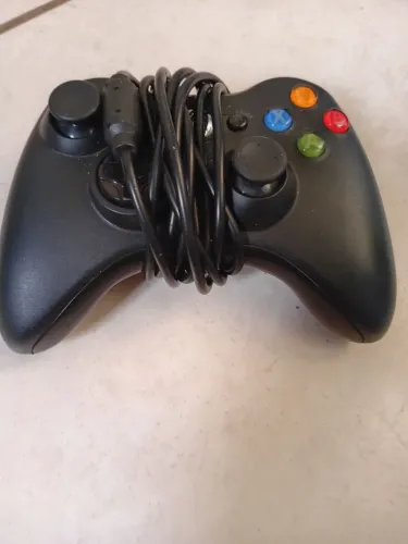 Controle Xbox 360 paralelo com defeito 