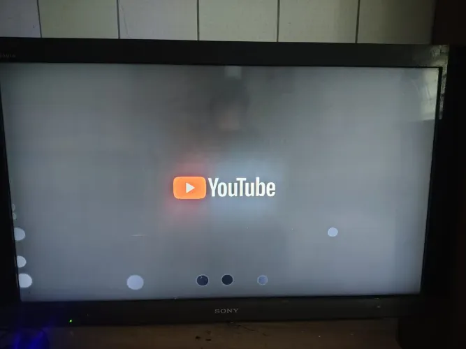Tv com machas na tela pegando normal, não e smart