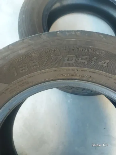 Vendo par de pneus 185/70 R14