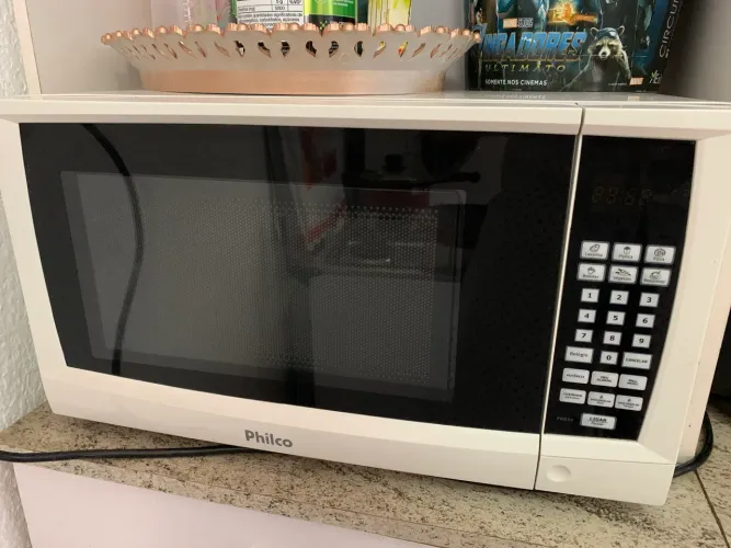 Micro-ondas Philco branco compacto