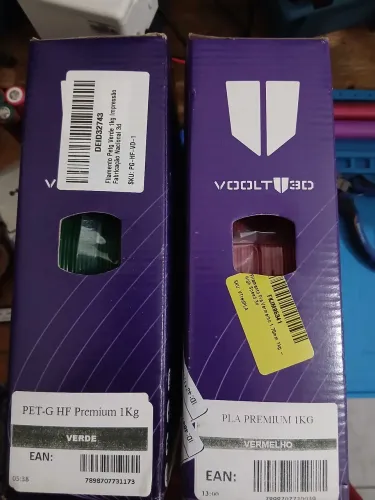 Filamento voolt , 1 - petg verde , 1 - pla vermelho. 