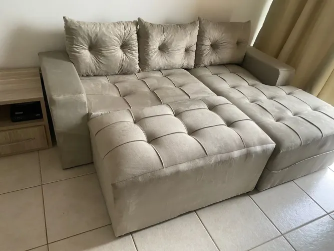 SOFÁ CHAISE COM PUFF GRANDE 