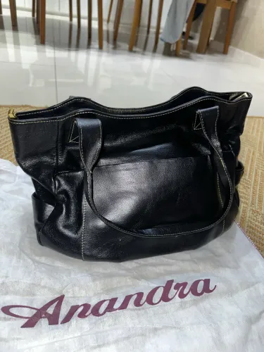 Bolsa de Ombro Em Couro Legítimo Anandra Preta Espaçosa Original