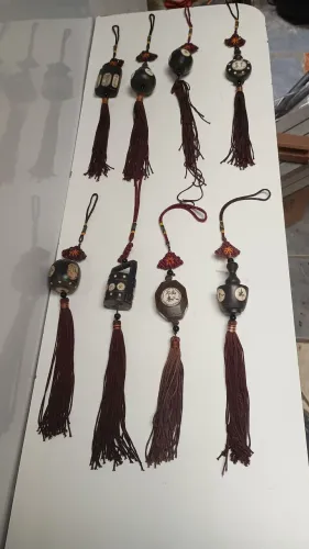 Lote de pingente de amuleto tradicional chinês de madeira escura- 8 unidades