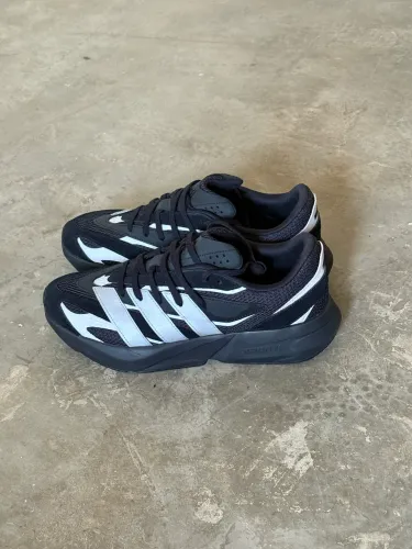 Tênis Adidas Light Strike Refletivo