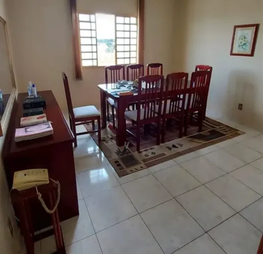 Mesa de jantar com cadeiras buffet e espelho
