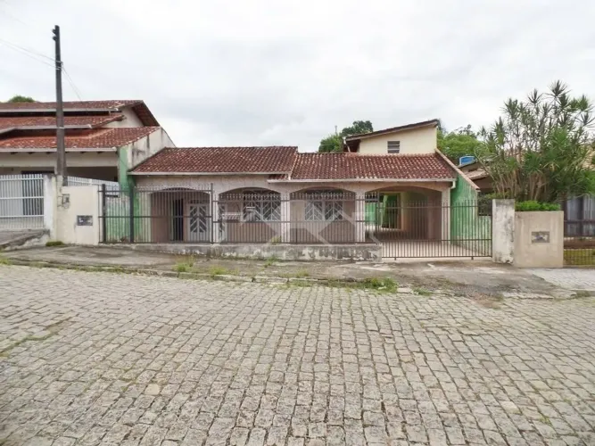 CASA COM 03 DORMITORIOS - BAIRRO PETRÓPOLIS