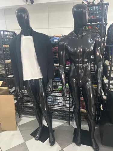 Manequim masculino na cor preto