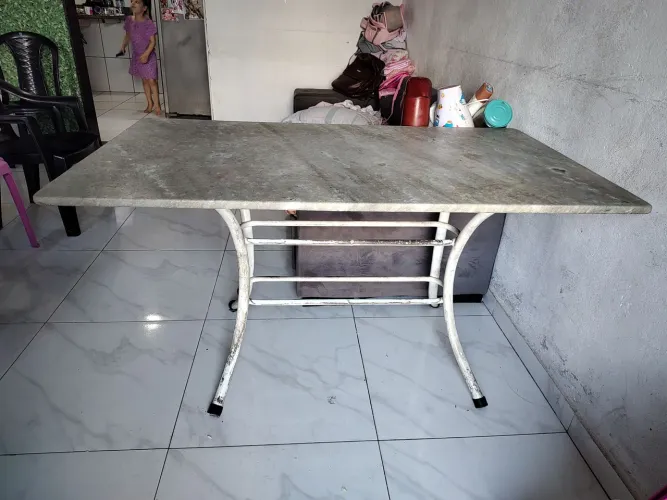 Mesa com uma cadeira