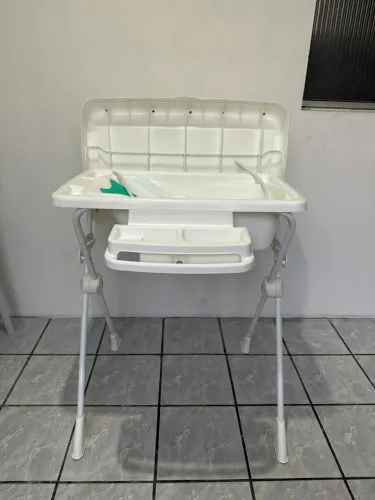 Banheira com trocador e apoio acolchoado para o bb