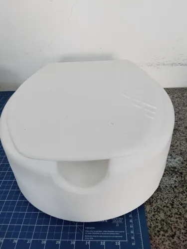 Assento de elevação para vaso. Está novo, sem uso. 