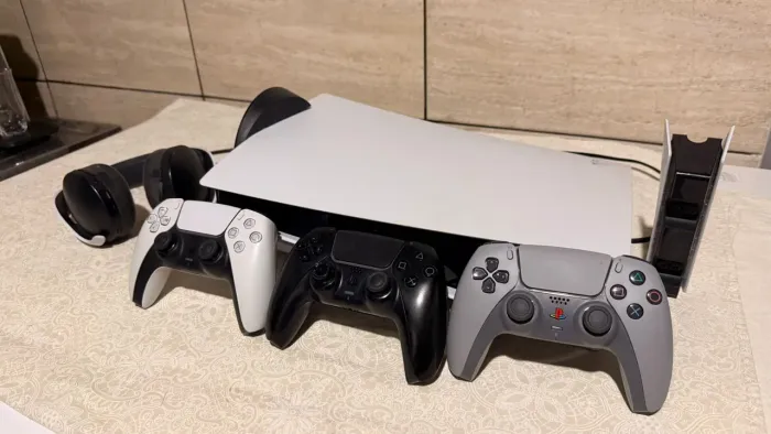 ? PlayStation 5 PS5 com Leitor + 3 Controles + Fone + Carregador
