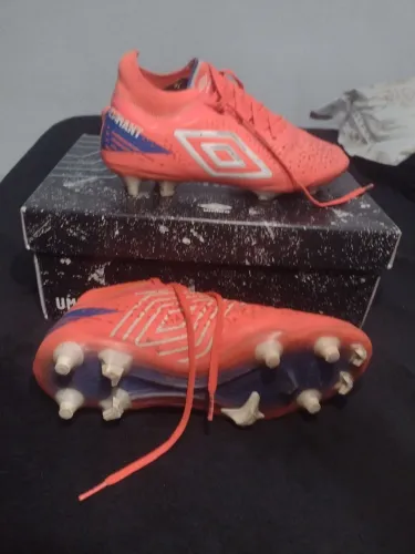 Chuteira umbro adamant pro