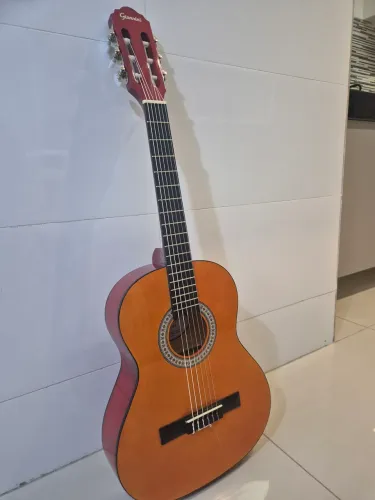 Violão infantil semi novo Giannini N6nt , comprando leva a capa, capotraste e 5 palhetas.