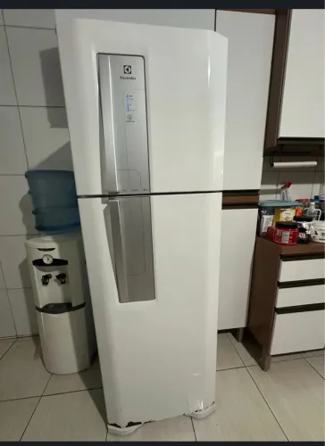 VENDO GELADEIRA BEM CONSERVADA! 