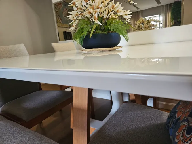 Mesa de jantar em madeira e vidro cristal branco
