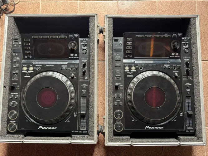Par de CDJ 2000 Pioneer c/ Case