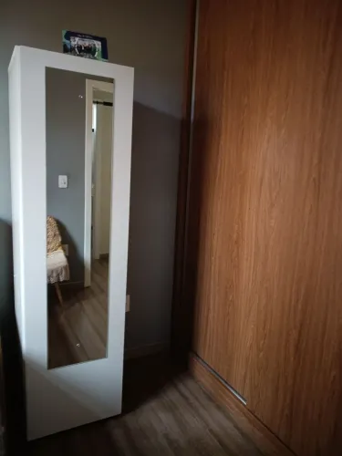 Armário de uma porta espelhada e com 5 prateleiras