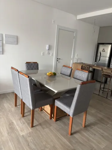 Mesa de jantar 6 lugares. Menos de 1 ano de uso