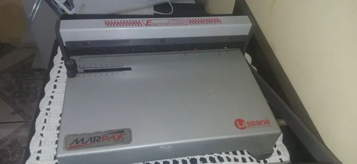 Encadernadora + Material para encadernação.