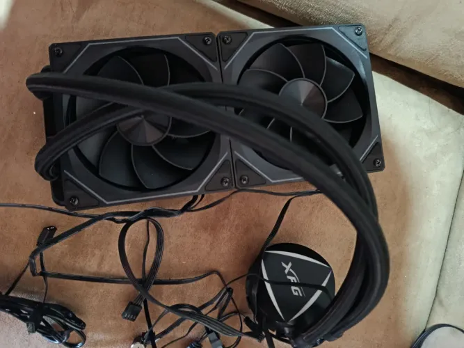 Vendo esse Walter cooler XPG 240m mais controladora RGB