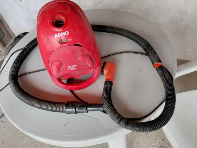 Aspirador de Pó Arno Triton Vermelho - Usado(`Aspirador + 2 mangueiras + bico com escova.)