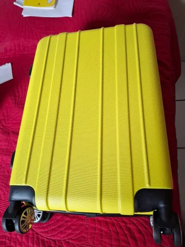 Mala amarelo de rodinha usada