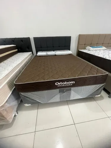 Cama queen molas ensacadas ortobom+ 2 travesseiros 
