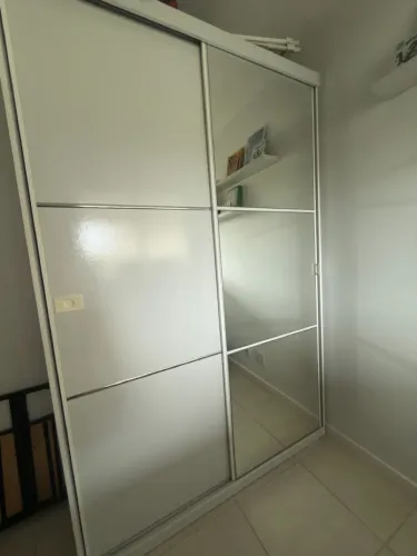 Guarda-roupa branco com espelho e portas de correr