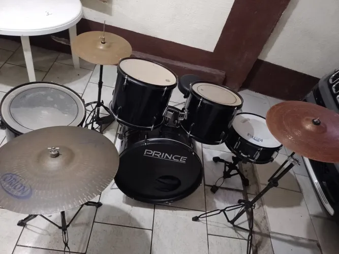 Vendo Bateria completa em ótimas condições de uso