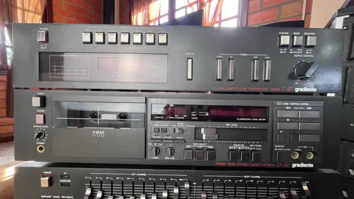 Gradiente esotech (tuner, crossover, amplificador A1, tape deck D2, equalizador)