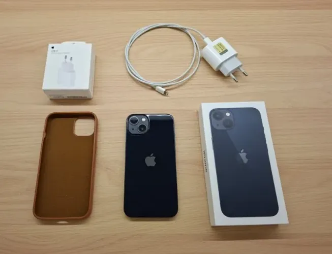 Apple iPhone 13 meia-noite, 128gb + Carregador original e Capa marrom.