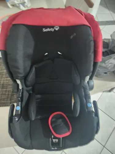 Carrinho Safety com bebê conforto