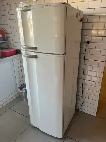 GELADEIRA ELETROLUX DUAS PORTAS 127v 