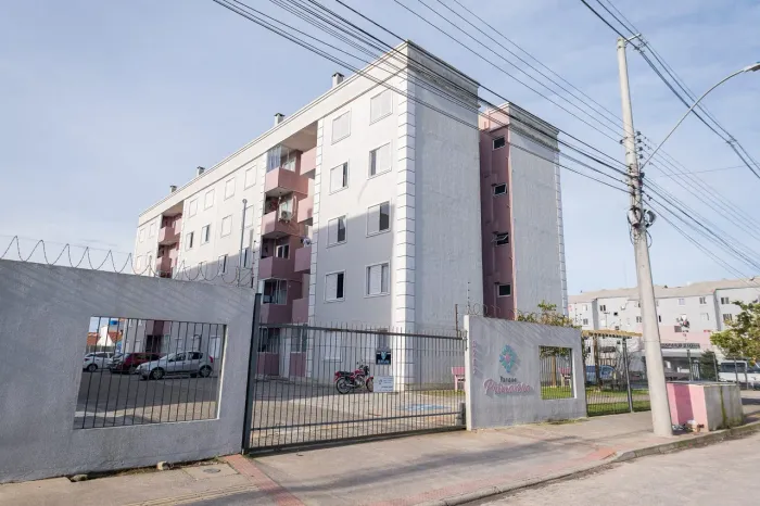 Apartamento de 2 dormitórios disponível para aluguel no bairro Areal em Pelotas RS, com bo